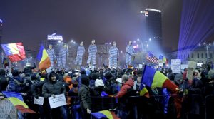 BUC20. Bucharest (Romania), 05/02/2017.- People hold effigies with prison clothes of members of the ruling Social Democratic Party (PSD) party during a protest in front of government headquarters in Bucharest, Romania, 05 February 2017. Following mass protests, Romania's government on 05 February repelled during an emergency session their controversial ordnance after on 04 February 2017 they announced the withdrawal of the disputed bill passed late 31 January as a government ordinance to pardon those sentenced to jail terms shorter than five years. (Bucarest, Protestas, Rumanía) EFE/EPA/ROBERT GHEMENT